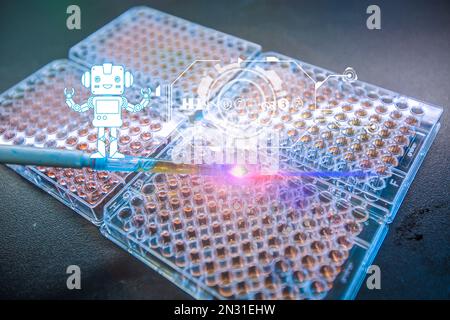 Un ricercatore sta usando la chat robotica moderna in un laboratorio moderno. La tecnica nuova o moderna aiuta il miglioramento del laboratorio per la nuova scoperta per la salute Foto Stock