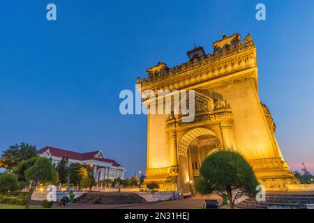 Vientiane Laos, skyline notturno della città a Patuxai (Patuxay), il punto di riferimento più famoso di Vientiane Foto Stock