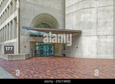 Boston Fenway: 177 torri Huntington sopra Christian Science Plaza. Il cemento è tinto di arenaria, per abbinare la prima Chiesa di Cristo, scienziato. Foto Stock