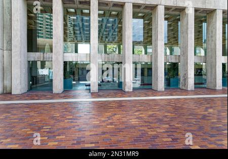 Boston Fenway: 177 torri Huntington sopra Christian Science Plaza. Il cemento è tinto di arenaria, per abbinare la prima Chiesa di Cristo, scienziato. Foto Stock