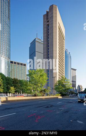 Boston Fenway: 177 torri Huntington sopra Christian Science Plaza. Il cemento è tinto di arenaria, per abbinare la prima Chiesa di Cristo, scienziato. Foto Stock