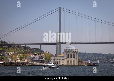 Moschea Ortaköy/ Büyük Mecidiye Camii, sullo stretto del Bosforo, Istanbul, Turchia Foto Stock