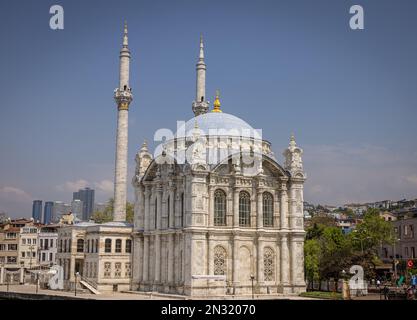 Moschea Ortaköy/ Büyük Mecidiye Camii, sullo stretto del Bosforo, Istanbul, Turchia Foto Stock