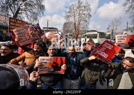 Srinagar, J&K, India. 07th Feb, 2023. I membri del Partito democratico popolare (PDP) sono visti urlando slogan durante la protesta a Srinagar, indiano amministrato Kashmir. Protesta del PDP a Srinagar contro Land Eviction Drives. La polizia ha impedito ai lavoratori del PDP di marciare verso il centro della città di Lal Chowk . (Foto di Mubashir Hassan/Pacific Press) Credit: Pacific Press Media Production Corp./Alamy Live News Foto Stock