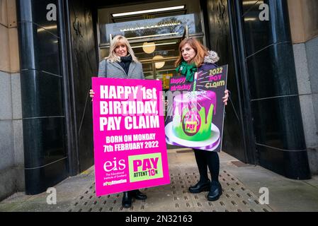 il presidente nazionale dell'EIS Andrene Bamford (a destra) e l'ex presidente dell'EIS Heather Hughes (a sinistra) arrivano fuori dalla St Andrew's House a Edimburgo per consegnare le cartoline di compleanno per celebrare il 1st° anniversario della richiesta di pagamento degli insegnanti. Un anno dopo che la EIS ha presentato una richiesta di pagamento, il sindacato ha annunciato un'ulteriore azione di sciopero, individuando Nicola Sturgeon, John Swinney, il segretario all'istruzione Shirley-Anne Somerville, il portavoce scozzese per l'istruzione verde Ross Greer e Katie Hagmann, il portavoce delle risorse per l'ente locale Cosla. Data immagine: Martedì 7 febbraio 2023. Foto Stock