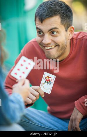 Espressioni ed emozioni facciali. Ritratto di un giovane con un volto pazzo felice che celebra la vittoria. Foto Stock