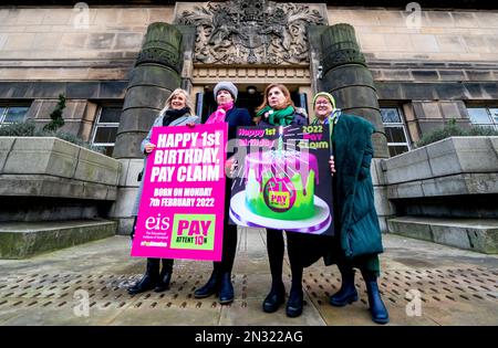 (Da sinistra) l'ex presidente dell'EIS Heather Hughes, Nicola Fisher, il presidente nazionale dell'EIS Andrene Bamford e Susan Quinn, riunitore dell'istruzione, arrivano a St Andrew's House di Edimburgo per consegnare le cartoline di compleanno in occasione del 1st° anniversario della richiesta di pagamento degli insegnanti. Un anno dopo che la EIS ha presentato una richiesta di pagamento, il sindacato ha annunciato un'ulteriore azione di sciopero, individuando Nicola Sturgeon, John Swinney, il segretario all'istruzione Shirley-Anne Somerville, il portavoce scozzese per l'istruzione verde Ross Greer e Katie Hagmann, il portavoce delle risorse per l'ente locale Cosla. PICT Foto Stock