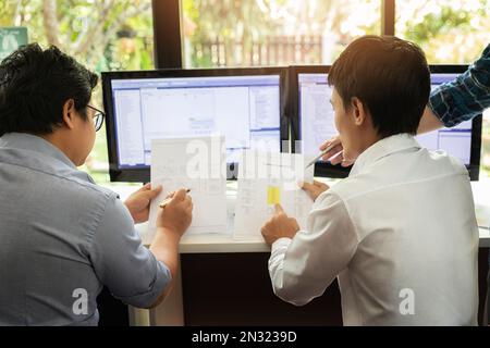 I programmatori lavorano in un team di sviluppo software. Sviluppo di tecnologie di programmazione e codifica. Design del sito Web. Concetto di Cyber Space. Foto Stock