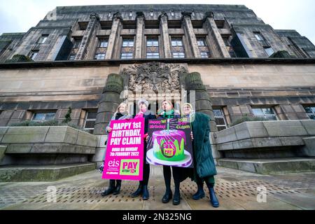 (Da sinistra) l’ex presidente dell’EIS Heather Hughes, il concittadino per l’uguaglianza Nicola Fisher, il presidente nazionale dell’EIS Andrene Bamford e il conveer dell’istruzione Susan Quinn arrivano a St Andrew’s House di Edimburgo per consegnare le cartoline di compleanno in occasione del 1st° anniversario della richiesta di retribuzione degli insegnanti presentata. Un anno dopo che la EIS ha presentato una richiesta di pagamento, il sindacato ha annunciato un'ulteriore azione di sciopero, individuando Nicola Sturgeon, John Swinney, il segretario all'istruzione Shirley-Anne Somerville, il portavoce scozzese per l'istruzione verde Ross Greer e Katie Hagmann, il portavoce delle risorse per l'ente locale Cosla. PICT Foto Stock