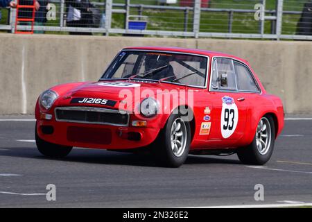 Mike McBride, Matt Domin, MG C GT, Adams e Page Swinging Sixties, Gruppo 2, vetture oltre 2000cc, divise in 6 classi G a i, una gara di quaranta minuti Foto Stock