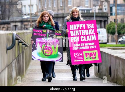 andrene Bamford (a sinistra) e l'ex presidente EIS Heather Hughes (a destra), insieme ad altri rappresentanti EIS di alto livello, arrivano a St Andrew's House a Edimburgo per consegnare le cartoline di compleanno in occasione del 1st° anniversario della richiesta di pagamento degli insegnanti. Un anno dopo che la EIS ha presentato una richiesta di pagamento, il sindacato ha annunciato un'ulteriore azione di sciopero, individuando Nicola Sturgeon, John Swinney, il segretario all'istruzione Shirley-Anne Somerville, il portavoce scozzese per l'istruzione verde Ross Greer e Katie Hagmann, il portavoce delle risorse per l'ente locale Cosla. Data immagine: Martedì febbraio Foto Stock