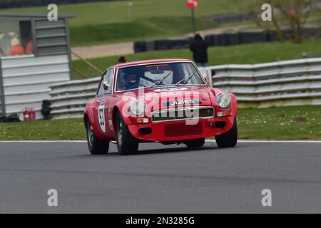 Mike McBride, Matt Domin, MG C GT, Adams e Page Swinging Sixties, Gruppo 2, vetture oltre 2000cc, divise in 6 classi G a i, una gara di quaranta minuti Foto Stock