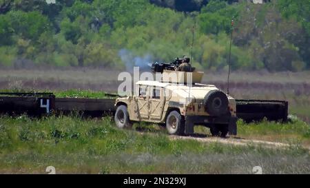 79th la squadra di combattimento della Brigata di Fanteria della Guardia Nazionale dell'Esercito della California svolge qualifiche di fuoco vivo con Humvees montati su mitragliatrice. Foto Stock