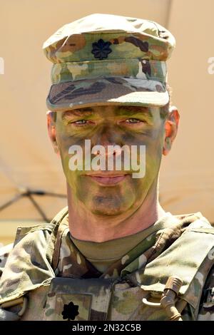 Ufficiale in faccia mimetizzazione da 79th squadra di combattimento della Brigata di Fanteria della Guardia Nazionale dell'Esercito della California durante gli esercizi dal vivo. Foto Stock