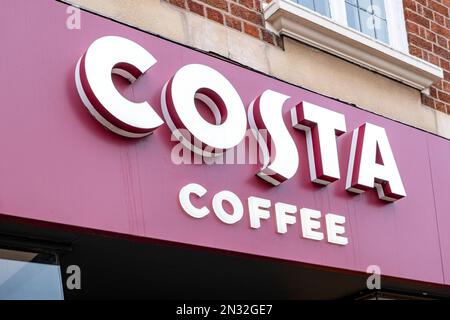 Primo piano del cartello Costa Coffee sulla parete esterna del Regno Unito Foto Stock