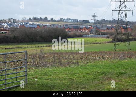 Espansione urbana sotto forma di un nuovo terreno residenziale verde che invadente il terreno agricolo nei pressi di Exeter Foto Stock