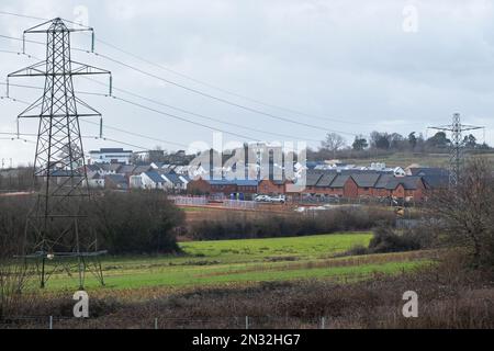 Un'espansione urbana sotto forma di una nuova proprietà di alloggi serenari che invadendo i terreni agricoli vicino a Exeter Foto Stock