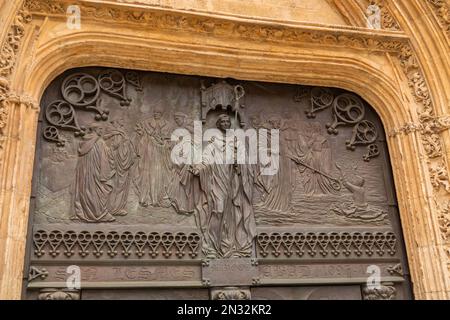 Particolare delle sculture sul portale principale della Cattedrale di Santa Maria. Burgos, Spagna Foto Stock