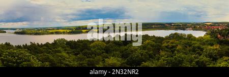 Vista di Cracovia am See. Laghi paesaggio con fitte foreste sulla riva. Località di villeggiatura in germania. Foto natura Foto Stock