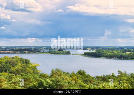 Vista di Cracovia am See. Laghi paesaggio con fitte foreste sulla riva. Località di villeggiatura in germania. Foto natura Foto Stock