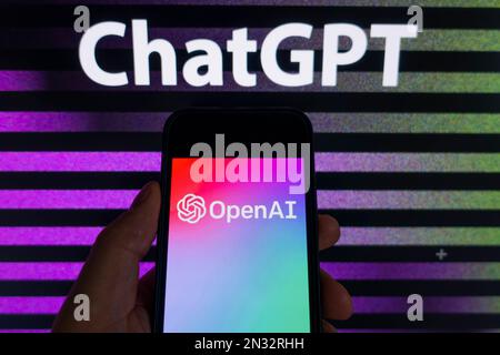 Immagine composita digitale del logo OpenAI ChatGPT mostrato sul telefono cellulare Foto Stock