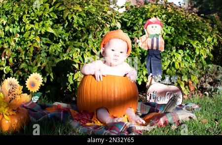 Bambino in una zucca. Il primo Halloween. La prima festa di Halloween del bambino Foto Stock