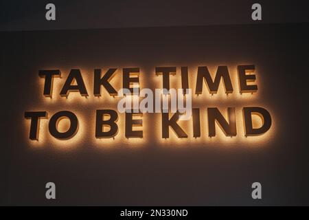 Prendetevi il tempo di essere gentile segno Neon Foto Stock