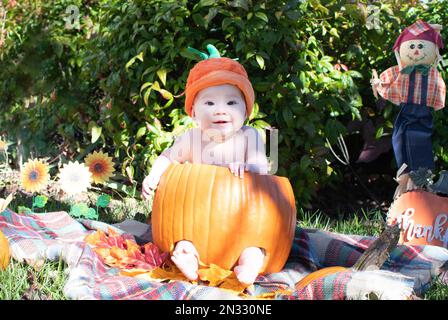 Bambino in una zucca. Il primo Halloween. La prima festa di Halloween del bambino Foto Stock