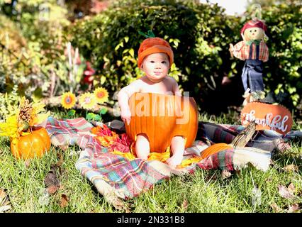 Bambino in una zucca. Il primo Halloween. La prima festa di Halloween del bambino Foto Stock