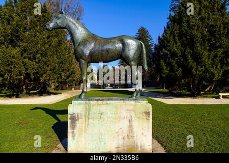 Grande statua di cavallo a Wenkenpark, Riehen, Canton Basilea-Città, Svizzera. Foto Stock