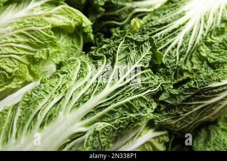 Freschi cavoli cinesi maturi come sfondo, primo piano Foto Stock