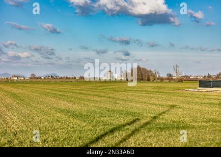 Pittoresco paesaggio della Val Padana, con i suoi vasti campi coltivati e le suggestive strade di campagna. Perfetto per progetti legati all'agricoltura, rurale l Foto Stock