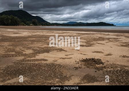 Laem Kho Kwang Beach piena di palle di sabbia fatte da granchi, poco prima della tempesta in Ko Lanta Thailandia. Foto Stock