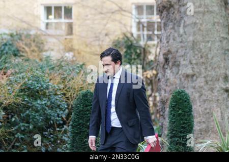 Downing St, Londra, 7th febbraio 2023, Regno Unito a seguito di questa rimpasto mattutino, i ministri del Gabinetto arrivano per una riunione ritardata del Gabinetto che si terrà nel pomeriggio. NELLA FOTO: Johnny Mercer Ministro degli Affari dei Veterani Bridget Catterall AlamyLiveNews Foto Stock