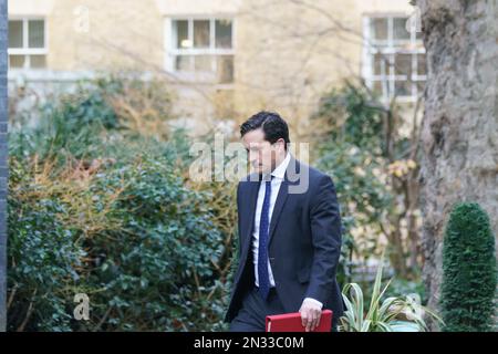 Downing St, Londra, 7th febbraio 2023, Regno Unito a seguito di questa rimpasto mattutino, i ministri del Gabinetto arrivano per una riunione ritardata del Gabinetto che si terrà nel pomeriggio. NELLA FOTO: Johnny Mercer Ministro degli Affari dei Veterani Bridget Catterall AlamyLiveNews Foto Stock