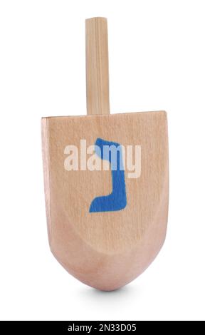 Legno Hanukkah tradizionale dreidel con lettera Nun isolato su bianco Foto Stock