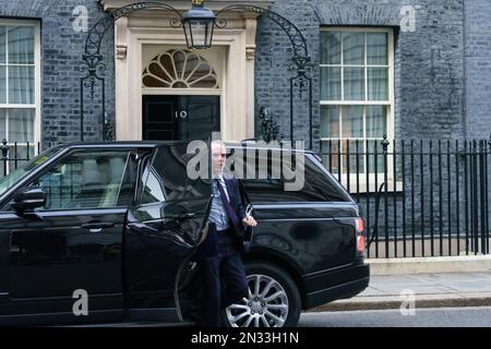 7th febbraio 2023, Downing St, Londra, Regno Unito dopo questa rimpasto mattutino, i ministri del Gabinetto arrivano per una riunione ritardata del gabinetto che si tiene nel pomeriggio. NELLA FOTO: Dominic Saab, vice primo ministro Bridget Catterall AlamyLiveNews Foto Stock