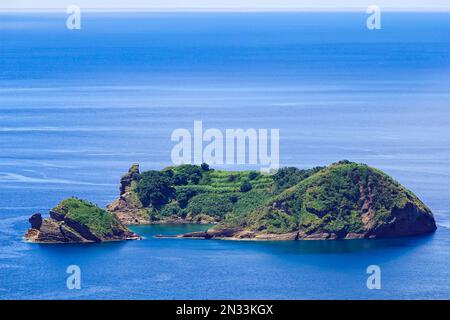 Vista dell'isolotto di Vila Franca al largo della costa vista dalla vista della Nossa Senhora da Paz o della cappella di nostra Signora della Pace, a Vila Franca do campo nell'isola di Sao Miguel, Azzorre, Portogallo. Foto Stock