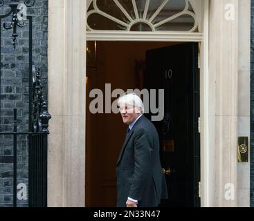 7th febbraio 2023, Downing St, Londra, Regno Unito a seguito di questa rimpasto mattutino, i ministri del Gabinetto arrivano per una riunione ritardata del Gabinetto questo pomeriggio. NELLA FOTO: Andrew Mitchell Ministro dello Stato per lo sviluppo (Ufficio degli Esteri, del Commonwealth e dello sviluppo) Bridget Catterall AlamyLiveNews Foto Stock