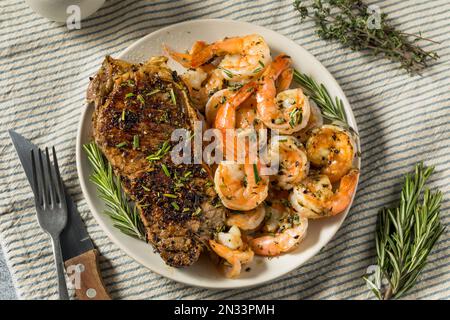 Sostanziosi surfisti fatti in casa e Turf con gamberi di bistecca Foto Stock