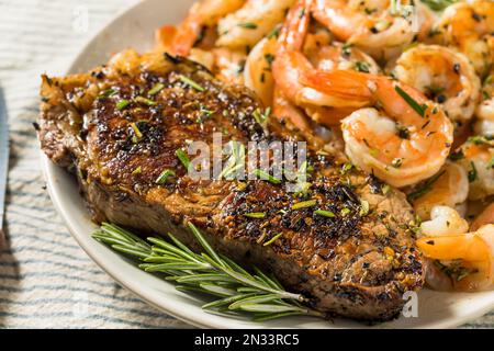 Sostanziosi surfisti fatti in casa e Turf con gamberi di bistecca Foto Stock