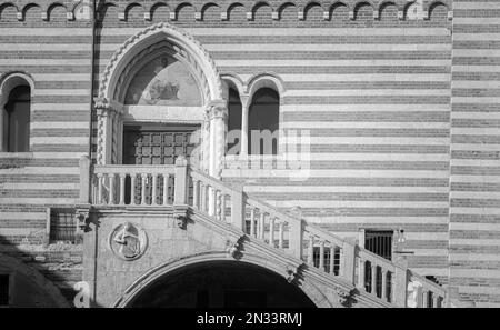 Scalinata gotica del Palazzo della ragione (Palazzo della ragione), storico Palazzo di Verona, situato nel centro storico di Verona, Veneto, Italia Foto Stock