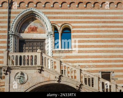 Scalinata gotica del Palazzo della ragione (Palazzo della ragione), storico Palazzo di Verona, situato nel centro storico di Verona, Veneto, Italia Foto Stock