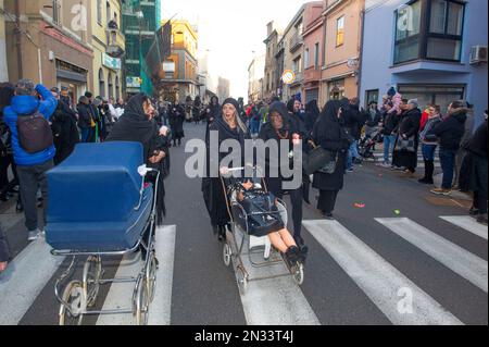 02-4-2023 - Italia, Sardegna, Sassari, Carnevale a Macomer sfilata di maschere tradizionali sarde "Carrasegare in Macomer". Gruppo di 'Donna Zenobia' Foto Stock