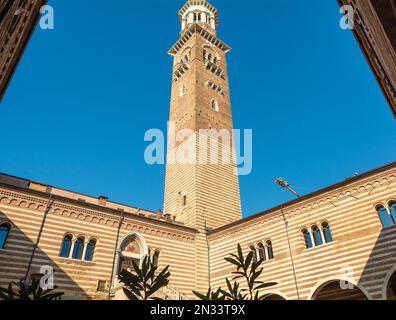La Torre Lamberti è l'edificio più alto di Verona, uno dei punti di riferimento del centro di Verona. Si trova in piazza Erbe, nel cuore della città vecchia Foto Stock