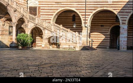 Scalinata gotica del Palazzo della ragione (Palazzo della ragione), storico Palazzo di Verona, situato nel centro storico di Verona, Veneto, Italia Foto Stock