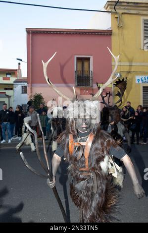 02-4-2023 - Italia, Sardegna, Sassari, Carnevale a Macomer sfilata di maschere tradizionali sarde "Carrasegare in Macomer" Foto Stock