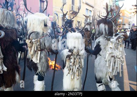 02-4-2023 - Italia, Sardegna, Sassari, Carnevale a Macomer sfilata di maschere tradizionali sarde "Carrasegare in Macomer" Foto Stock