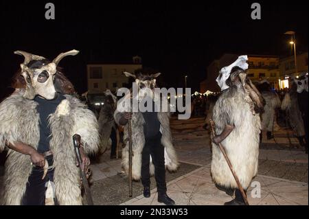 02-4-2023 - Italia, Sardegna, Sassari, Carnevale a Macomer sfilata di maschere tradizionali sarde "Carrasegare in Macomer" Foto Stock