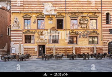 La facciata del Palazzo del Capitano in Piazza dei Signori, Verona, Veneto, Italia settentrionale, Europa Foto Stock